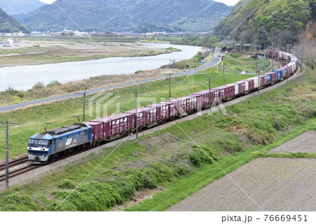 吉井川をバックに、山陽本線を行く長大貨物列車 76669451