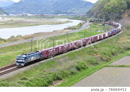 吉井川をバックに、山陽本線を行く長大貨物列車 76669452