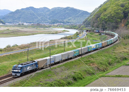 吉井川をバックに、山陽本線を行く長大貨物列車 76669453