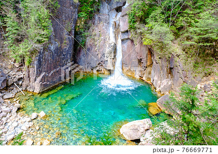 柿其渓谷（春）：牛ヶ滝 76669771