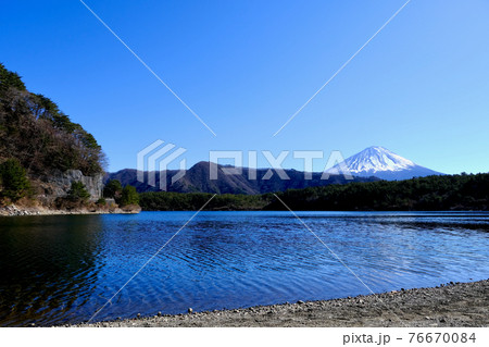 【山梨】西湖から見る富士山(冬) 【山梨】西湖から見る富士山(冬) 76670084
