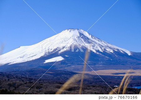【山梨】パノラマ台から見る山中湖と富士山（冬） 76670166