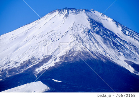 【山梨】パノラマ台から見る山中湖と富士山（冬） 76670168