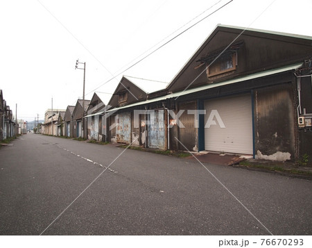 ＜静岡 清水＞シャッターの閉まった倉庫街 76670293