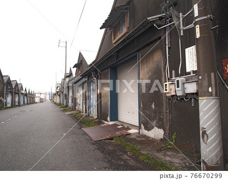 ＜静岡 清水＞シャッターの閉まった倉庫街 76670299