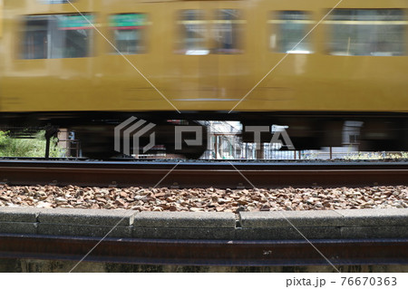 線路と走り去る電車 76670363