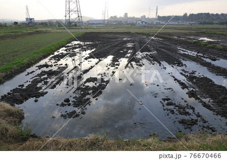 休眠していた田を起こし田植えに向けて準備をする 休眠していた田を起こし田植えに向けて準備をする 76670466