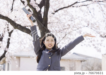 卒業証書を持って万歳をする女子高校生 卒業イメージ 卒業証書を持って万歳をする女子高校生 卒業イメージ 76670631