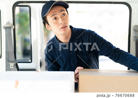 荷物を配達するスタッフ 荷物を配達するスタッフ 76670688