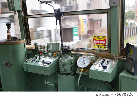 路面電車の運転席（愛媛県松山市） 76670826