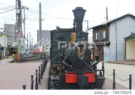 停車中の「坊ちゃん列車」（愛媛県松山市） 76670829