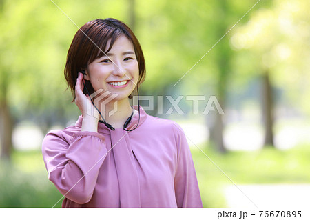 音楽を聴く女性 76670895