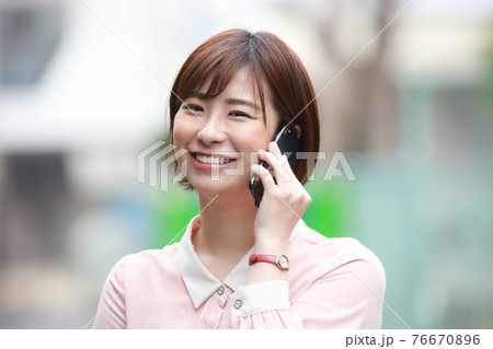 通話する女性 76670896