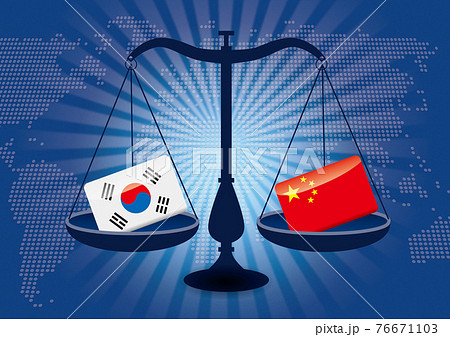 天秤と国旗韓国と中国の国旗　国家対立国家紛争国際司法貿易のイメージイラスト世界地図集中線 76671103