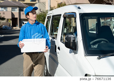 荷物を配送するスタッフ 76671136
