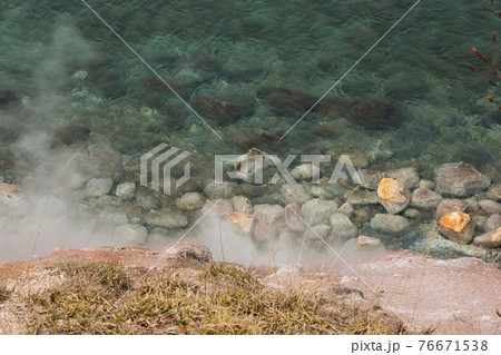 温泉湧く湖畔 温泉湧く湖畔 76671538