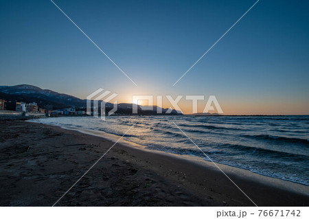 春の銭函海岸の夕日 76671742