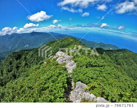 青海黒姫山の稜線と日本海 76671763