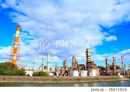 四日市市、工場施設が林立するコンビナートの風景 四日市市、工場施設が林立するコンビナートの風景 76671910