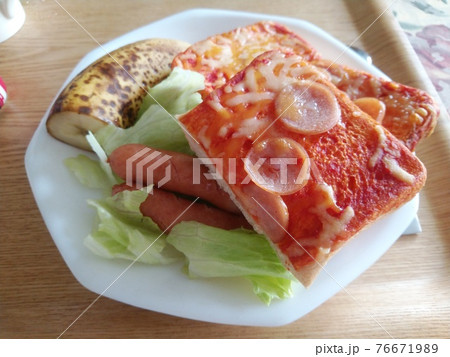 ピザパンとバナナの朝食 76671989