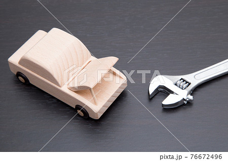 車と整備用レンチ　車の整備イメージ 76672496