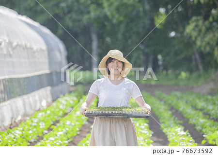 働く農家の女性 76673592