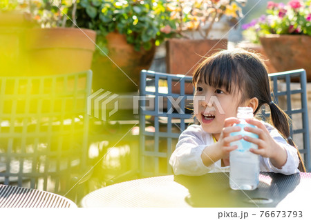 子供 幼児 少女 76673793