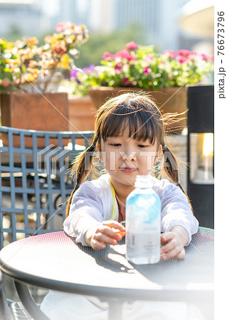 子供 幼児 少女 76673796