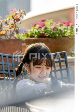 子供 幼児 少女 76673801