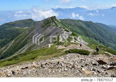 小蓮華岳から白馬大池に続く稜線 小蓮華岳から白馬大池に続く稜線 76674317