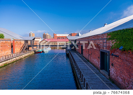 快晴の函館元町運河 76674368