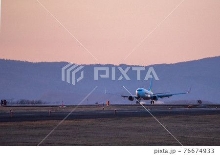 夕陽の釧路空港に着陸 76674933