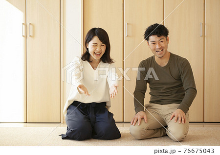 歩いてくる我が子を呼ぶ両親 76675043