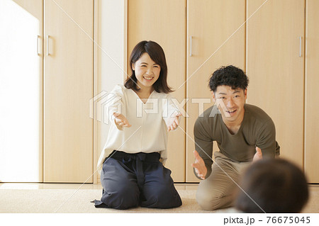 歩いてくる我が子を呼ぶ両親 76675045