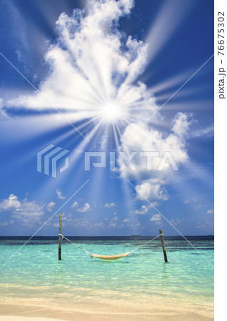 インド洋の美しいサンゴ礁の海 76675302
