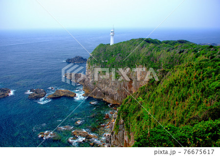 足摺岬・ビューポイントの展望台から眺める、四国最南端の岬先端と灯台の眺め・高知県・土佐清水市(1) 76675617