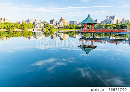 福岡大濠公園　浮見堂のある風景 76675749