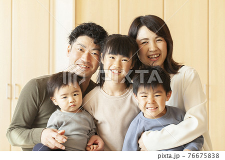 5人家族のポートレイト 5人家族のポートレイト 76675838