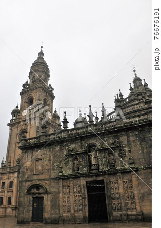 スペイン、サンティアゴ・デ・コンポステーラ、大聖堂、免罪の門、キンターナ広場 76676191