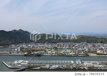 五台山から高知市街の弘化台、高知港、潮江付近を見る 五台山から高知市街の弘化台、高知港、潮江付近を見る 76676354