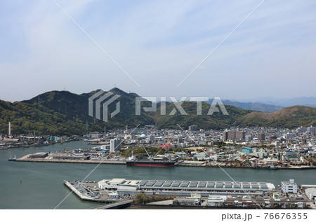 五台山から高知市街の弘化台、高知港、潮江付近を見る 76676355