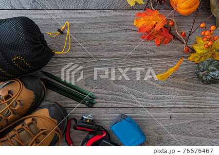 秋 木目背景 登山道具イメージ 俯瞰撮影素材 76676467