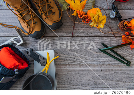 秋 木目背景 登山道具イメージ 俯瞰撮影素材 76676490