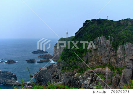 足摺岬・天狗の鼻の展望所から眺める、黒潮と足摺岬の灯台の雄大な景色・高知県・土佐清水市(7) 76676573