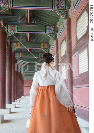 チマチョゴリを着て歩く女性の後ろ姿 チマチョゴリを着て歩く女性の後ろ姿 76676761