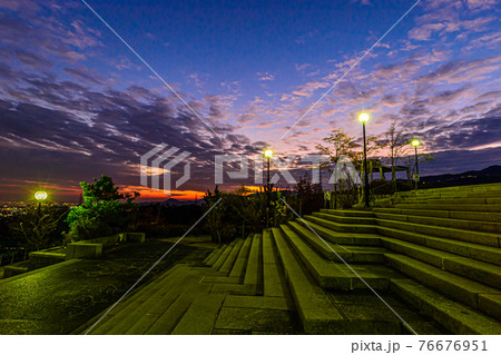 宝塚の高台、山手台北公園のマジックアワーの夕景、12月7日、日本 宝塚の高台、山手台北公園のマジックアワーの夕景、12月7日、日本 76676951