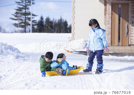 雪遊びする3兄弟 76677019