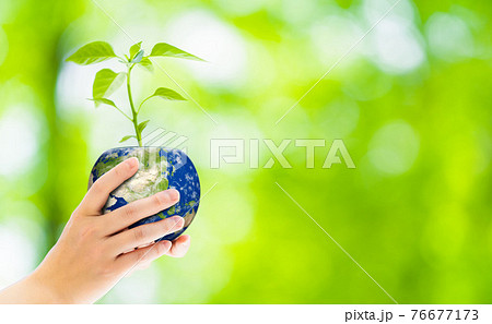 地球模様の植木鉢を持つ女性　環境イメージ　サステナブル　SDGs 76677173