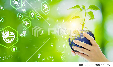 地球模様の植木鉢を持つ女性　環境技術イメージ　サステナブル　SDGs 76677175