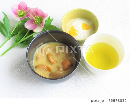 見た目でも味でも楽しめるムースの介護食 76678032